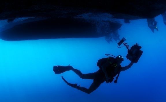 Underwater diver install underwater communication device